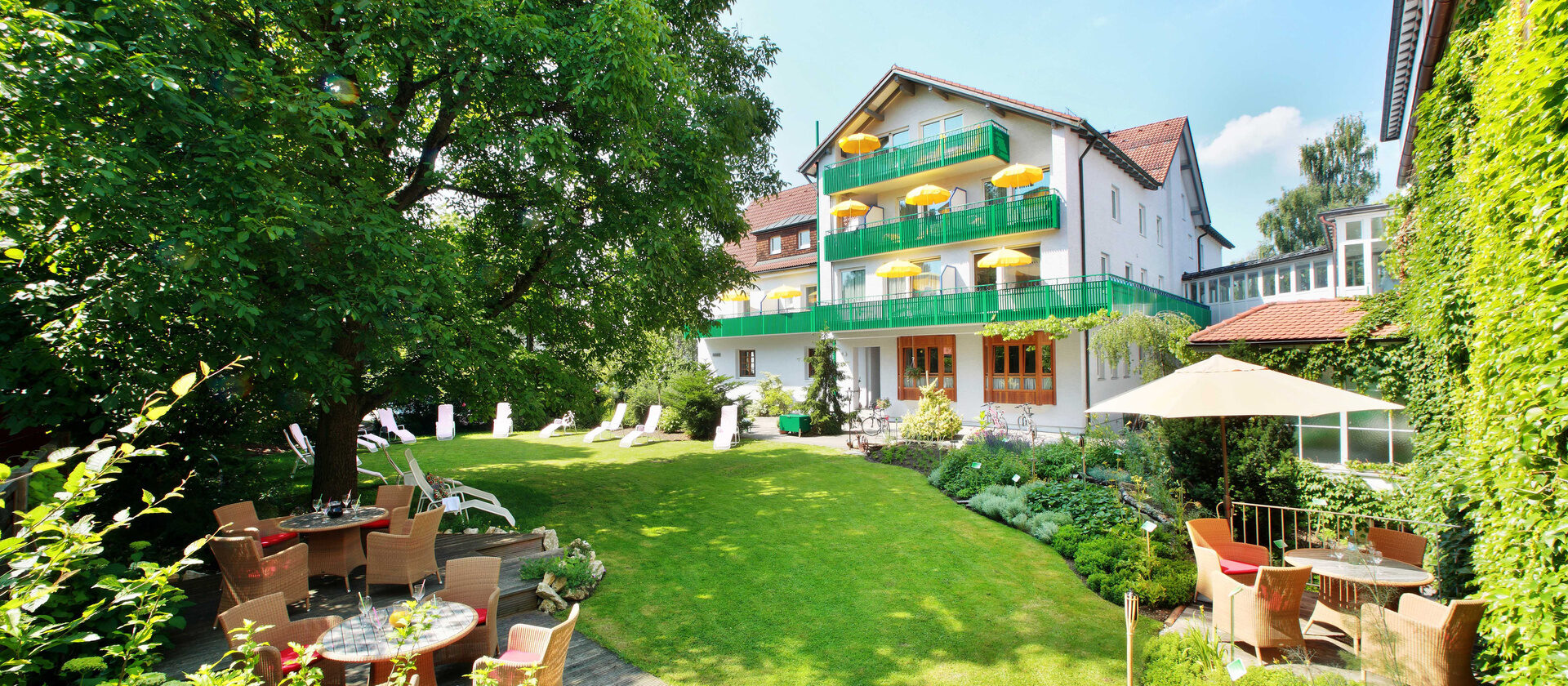 Der liebevoll hergerichtete Aussenbereich des Hotels Edelweiß im Allgäu