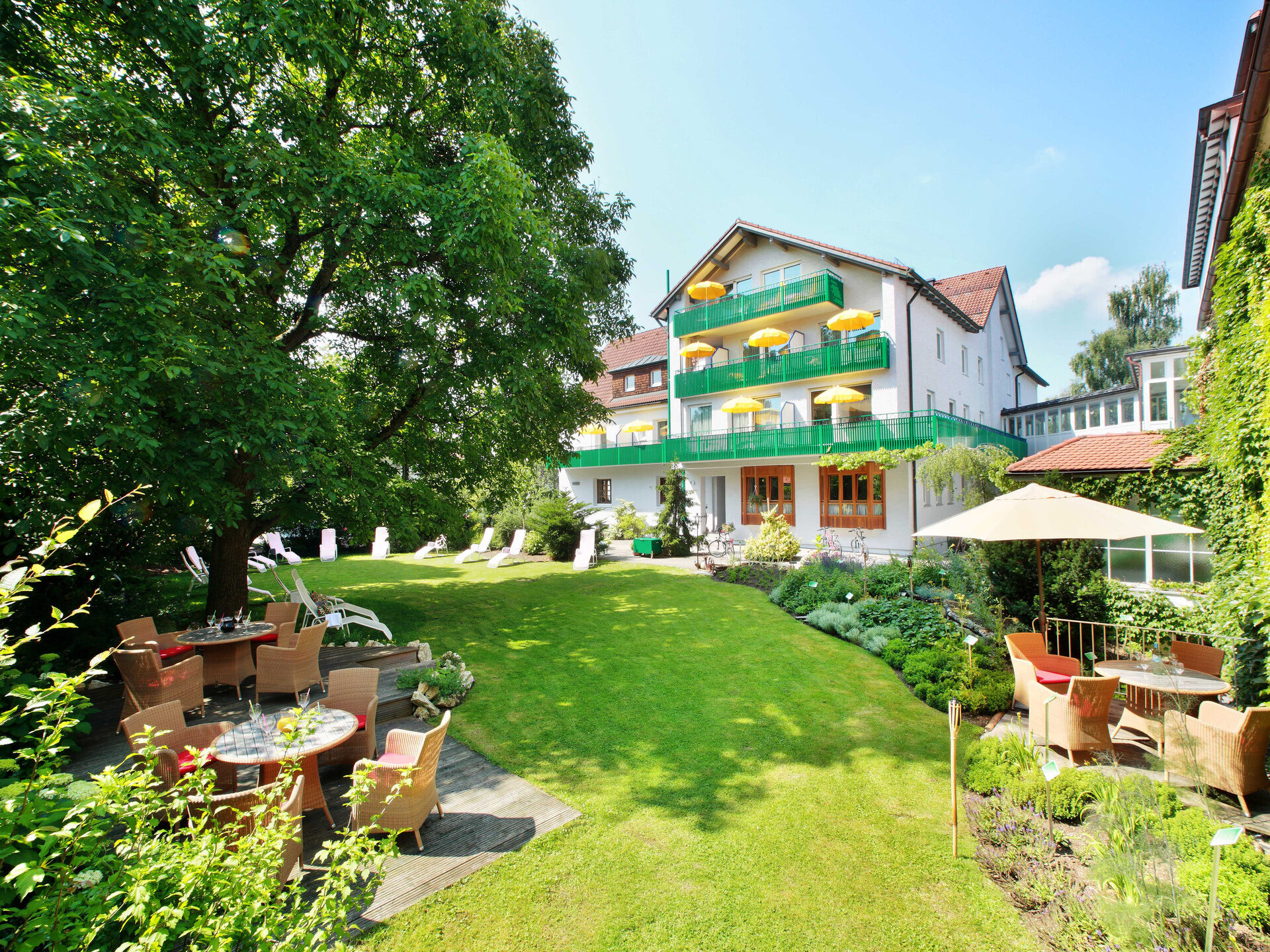 Der liebevoll hergerichtete Aussenbereich des Hotels Edelweiß im Allgäu