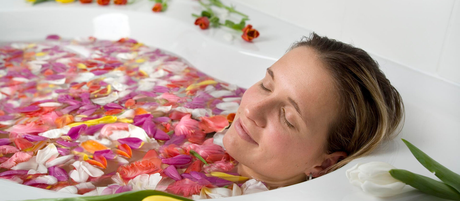 Eine Frau entspannt in einem Tulpenbad