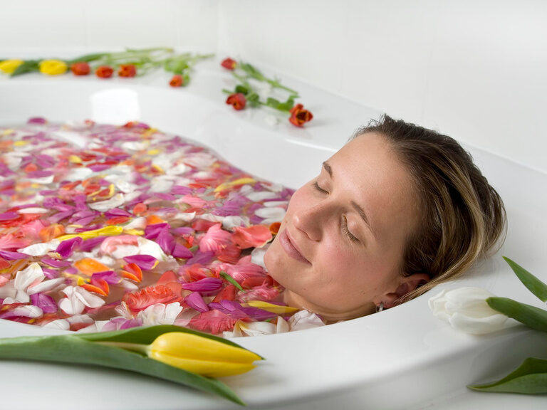 Eine Frau entspannt in einem Tulpenbad