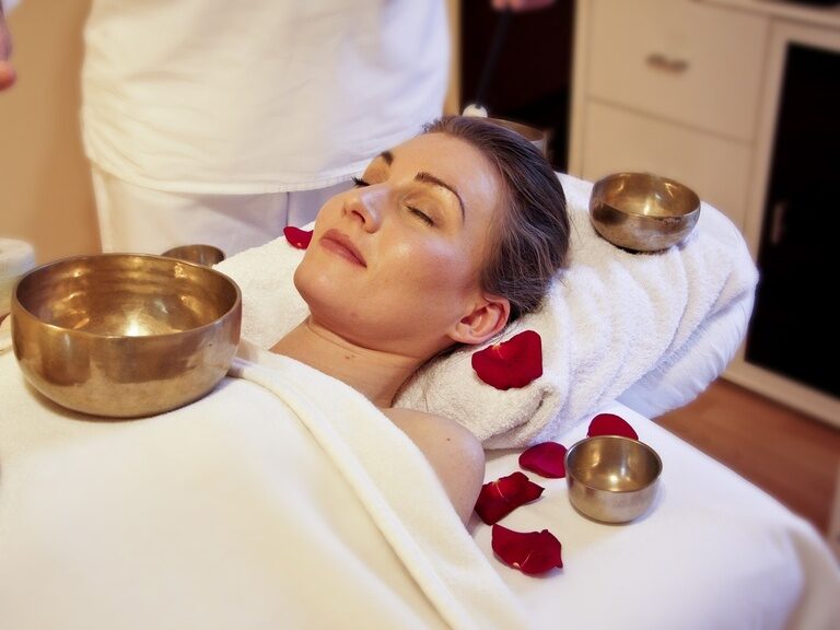 Eine Frau bekommt eine Klangschalenmassage im Hotel Edelweiß