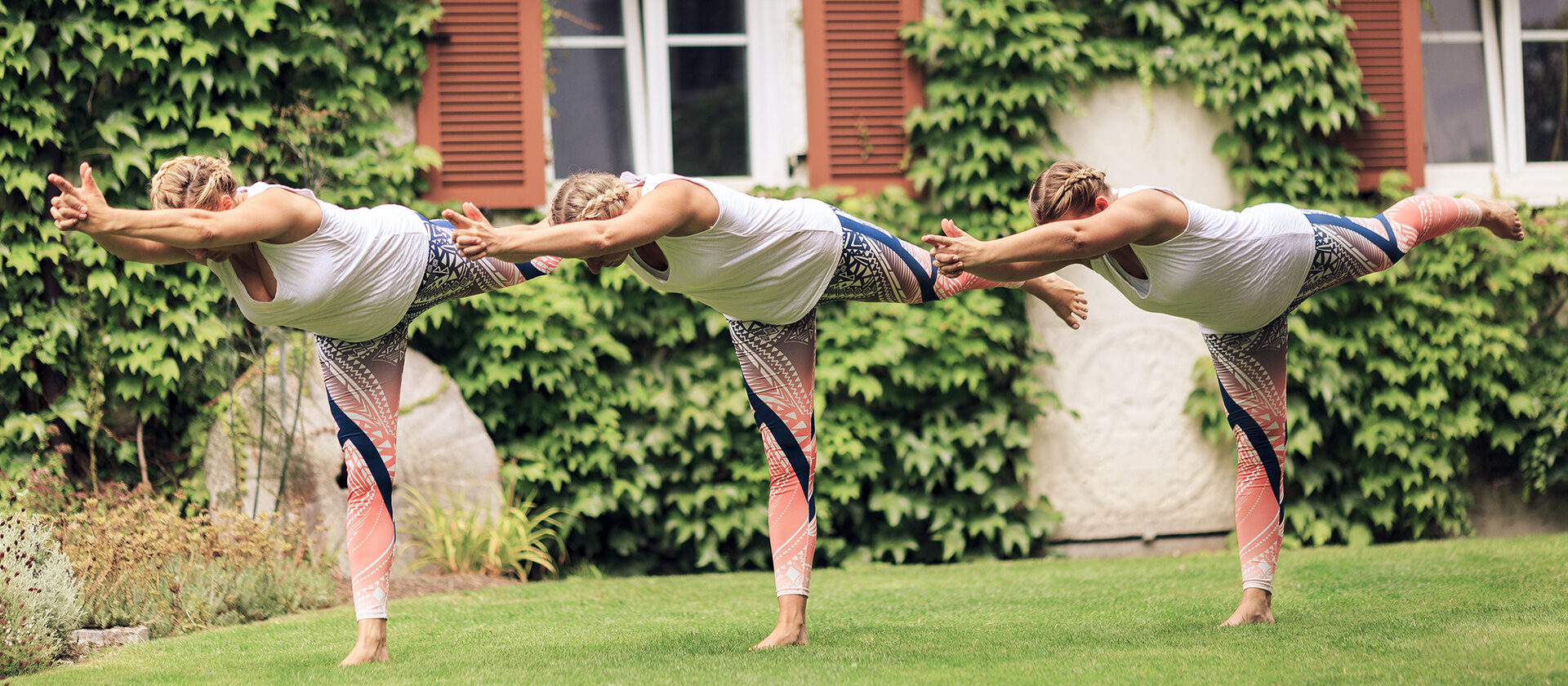 Drei Frauen machen Yoga-Positionen im Garten